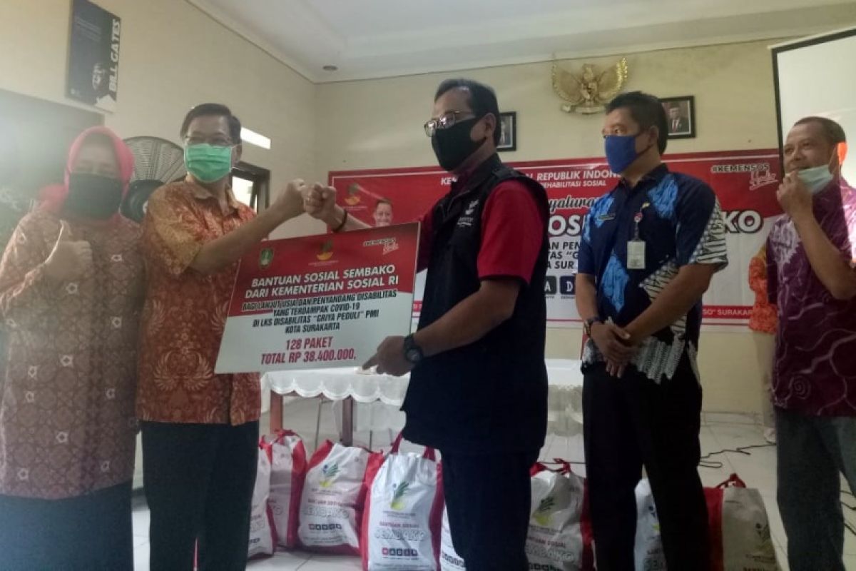 Kemensos salurkan bantuan sembako kepada warga Griya PMI Solo