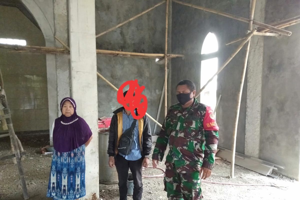 Hati mulia Babinsa Serda Andin Rahmat lunasi utang seorang nenek kepada rentenir