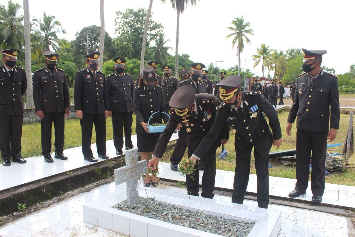 Sambut HUT Bhayangkara, Polres Biak gelar upacara ziarah di TMP Cenderawasih