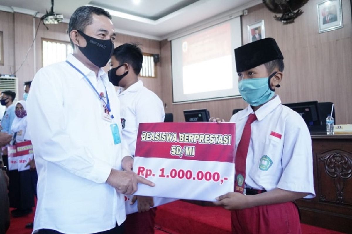 Ribuan siswa berprestasi di Pati peroleh beasiswa