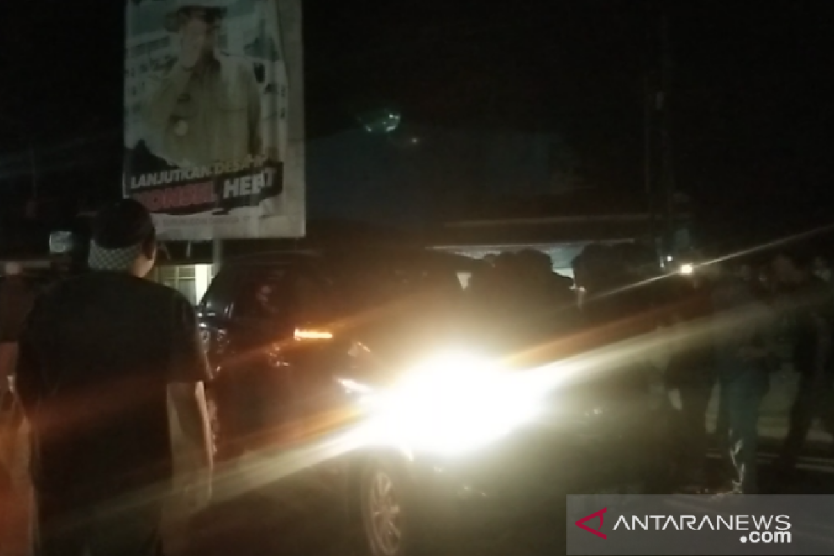 Demo menolak TKA China di simpang empat Bandara Haluoleo Kendari