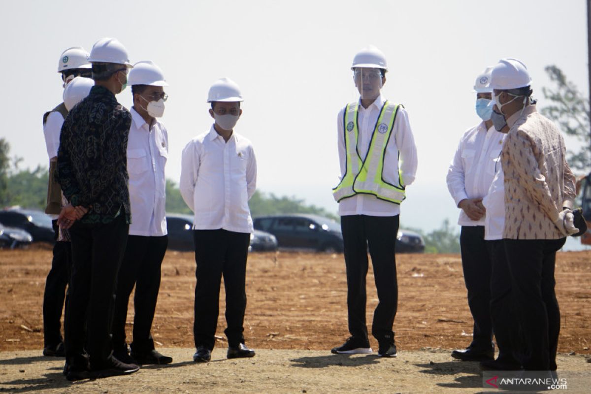 Presiden Jokowi kunjungi lokasi panen padi di Indramayu Jabar