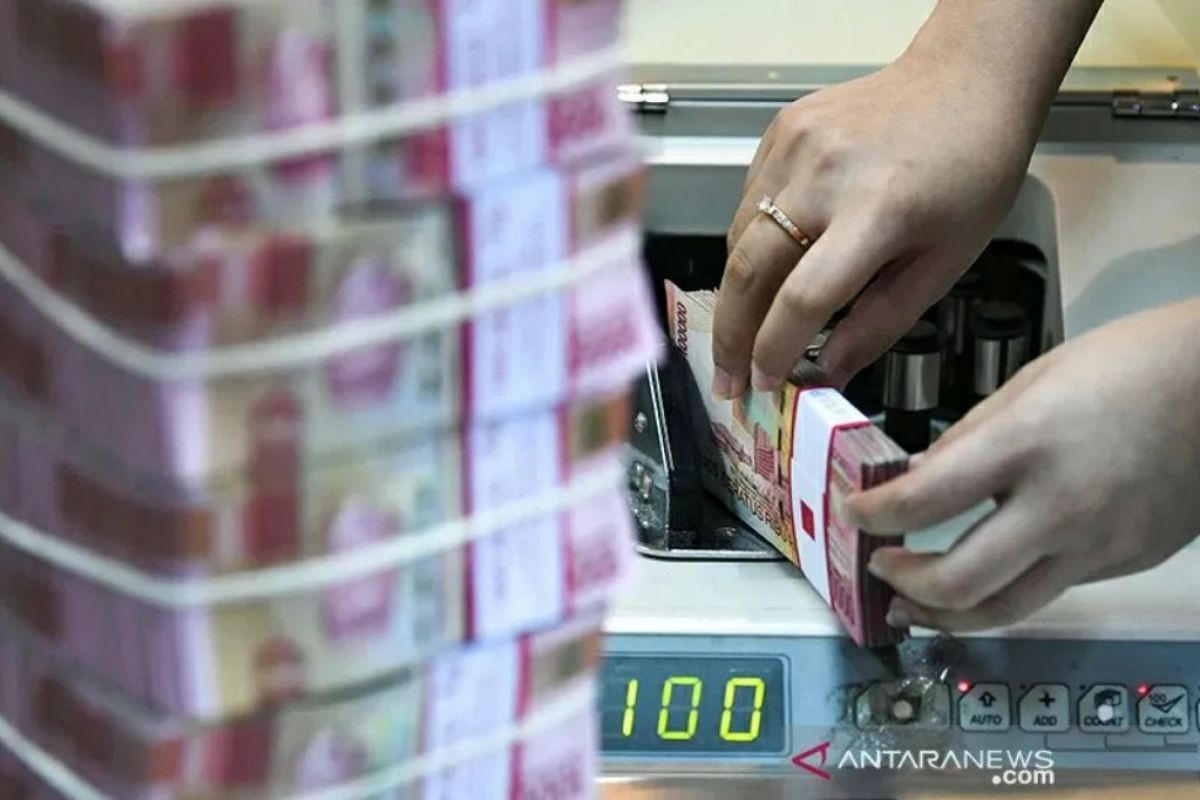 Jelang libur panjang akhir pekan Rupiah menguat