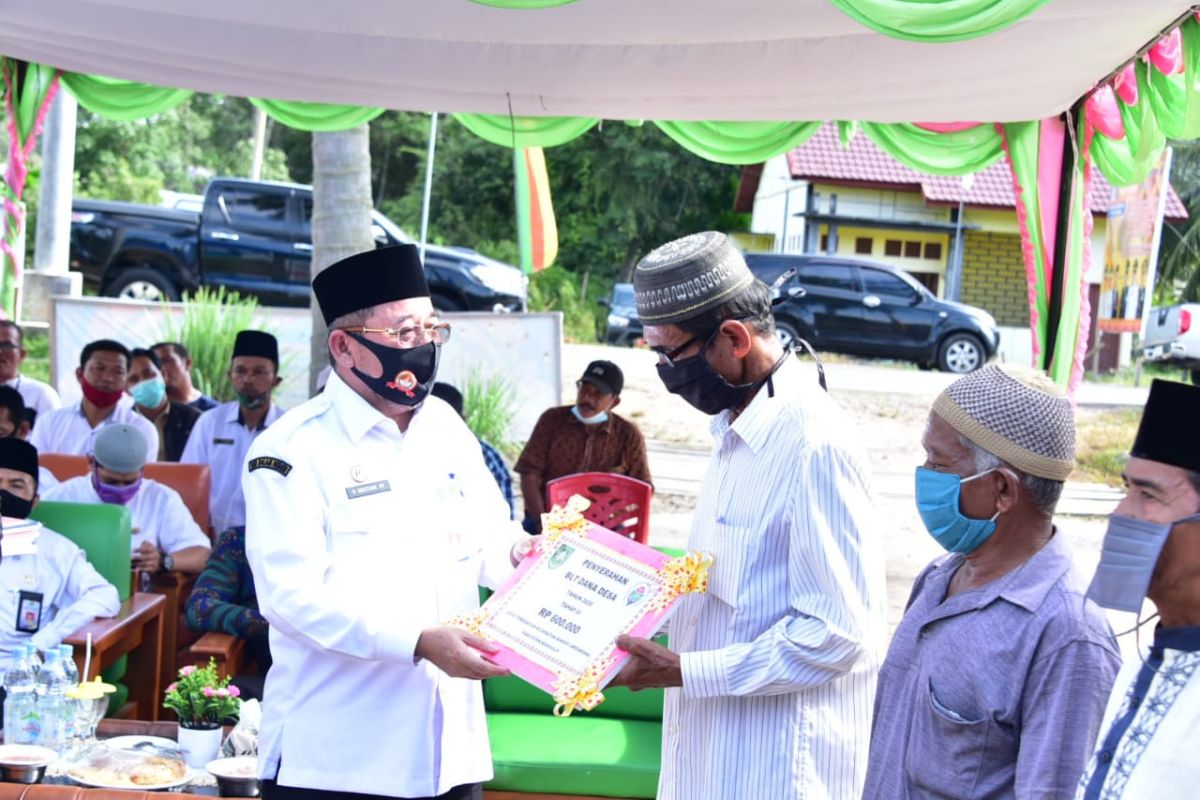 Di kecamatan Bandar Laksamana,  Plh Bupati Bengkalis salurkan BLT Dana Desa tahap tiga