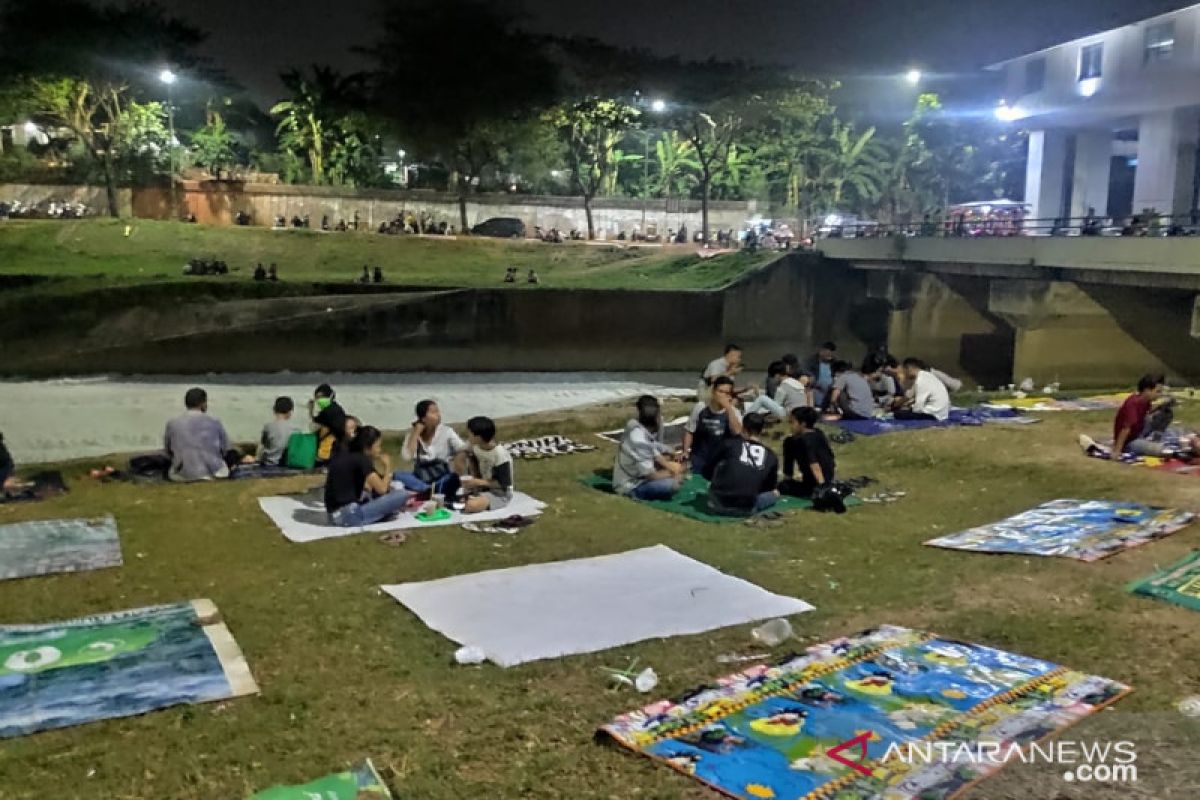 Warga Jakarta menikmati pemandangan limbah busa menyerupai salju