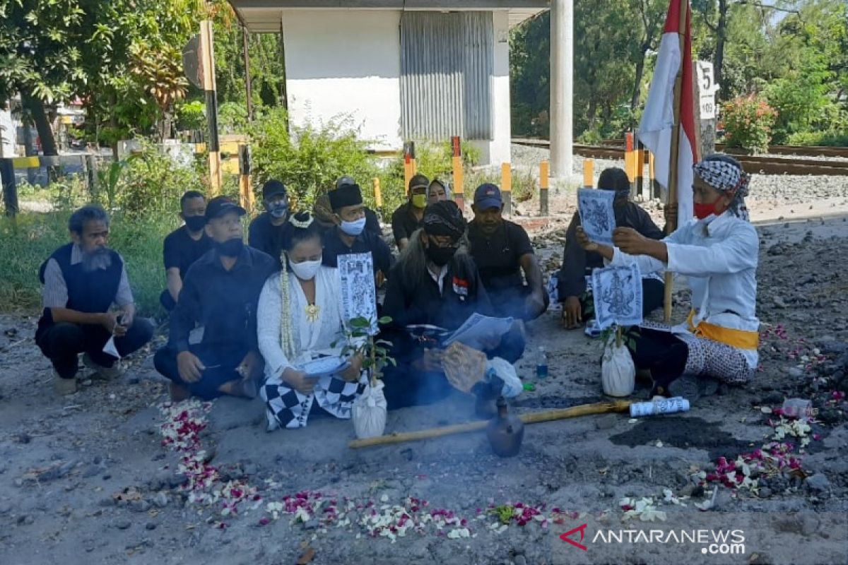 Hilangkan kesialan, keluarga korban tabrak lari "Flyover" Solo gelar ruwatan