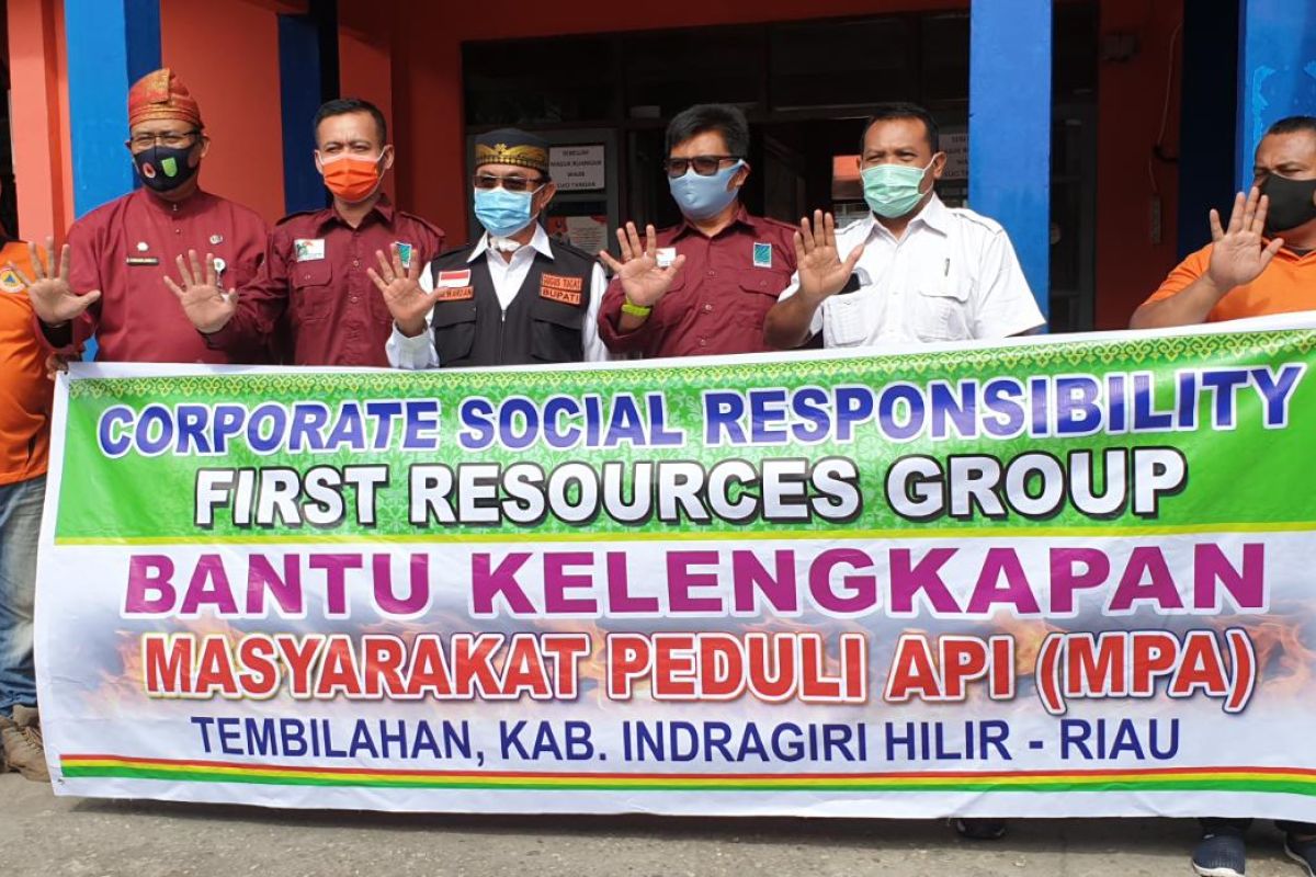 Beri bantuan perlengkapan bagi MPA, Bupati Inhil apresiasi dua grup perusahaan