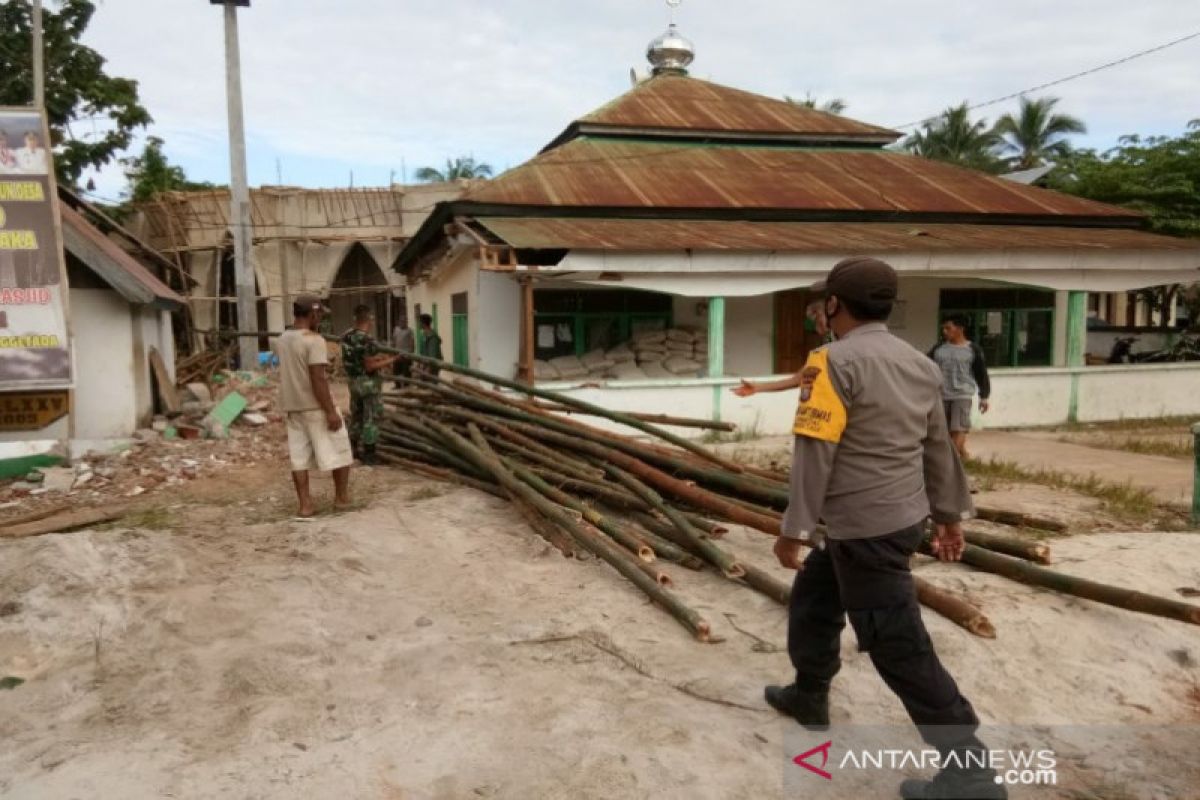 Di Kolaka, TNI-Polri dan warga gotong royong renovasi rumah ibadah