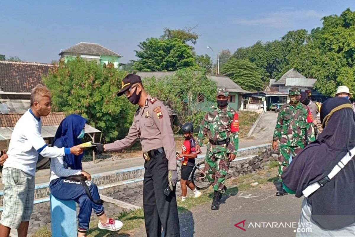 Petugas COVID-19 sosialisasikan protokol kesehatan ke pengunjung Cengklik