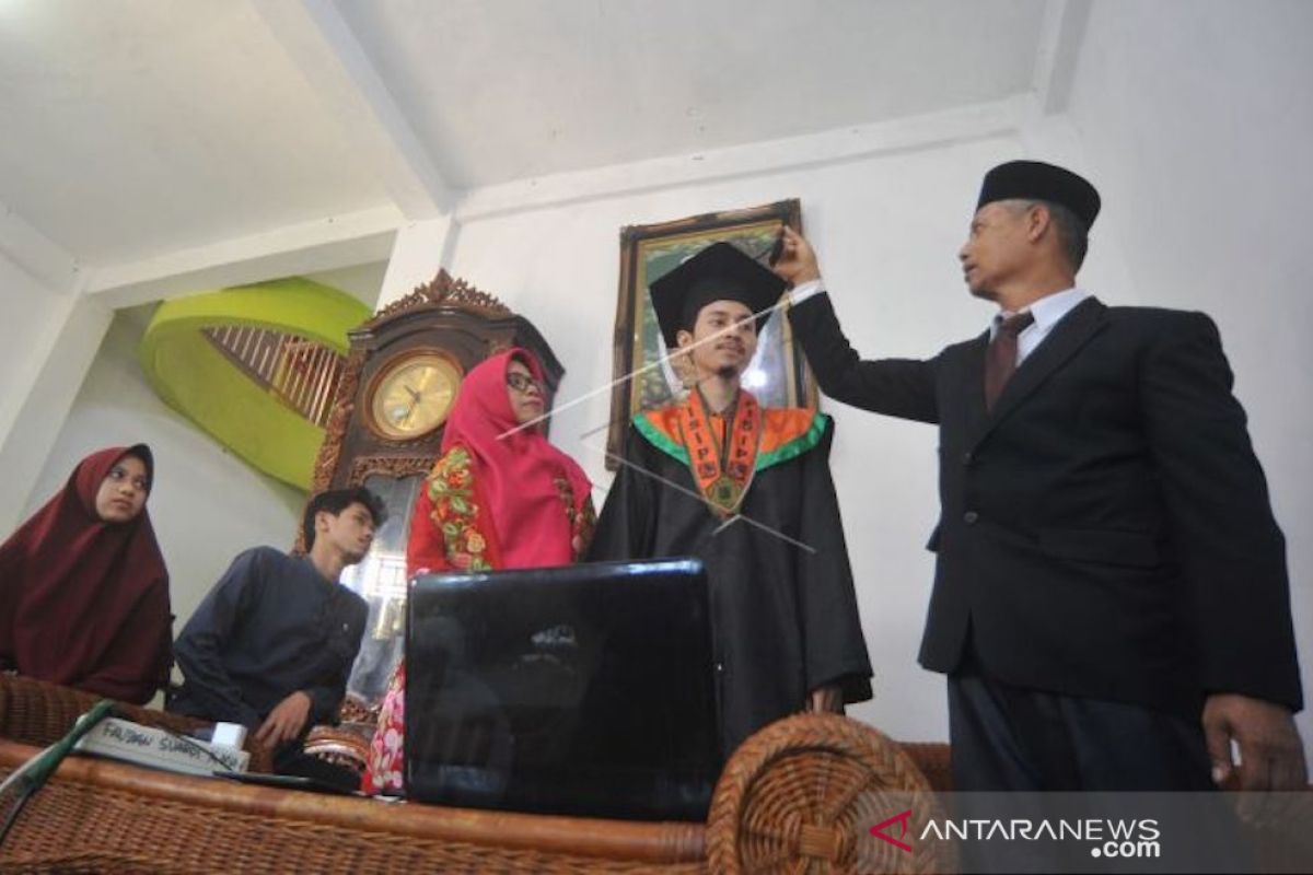 Wisuda di tengah pandemi, para orang tua pun jadi "rektor"