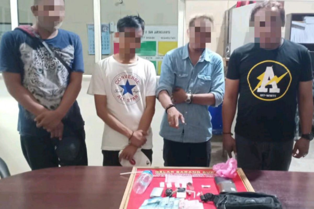 Seorang anggota dan dua pecatan polisi ditangkap usai pesta sabu di hotel