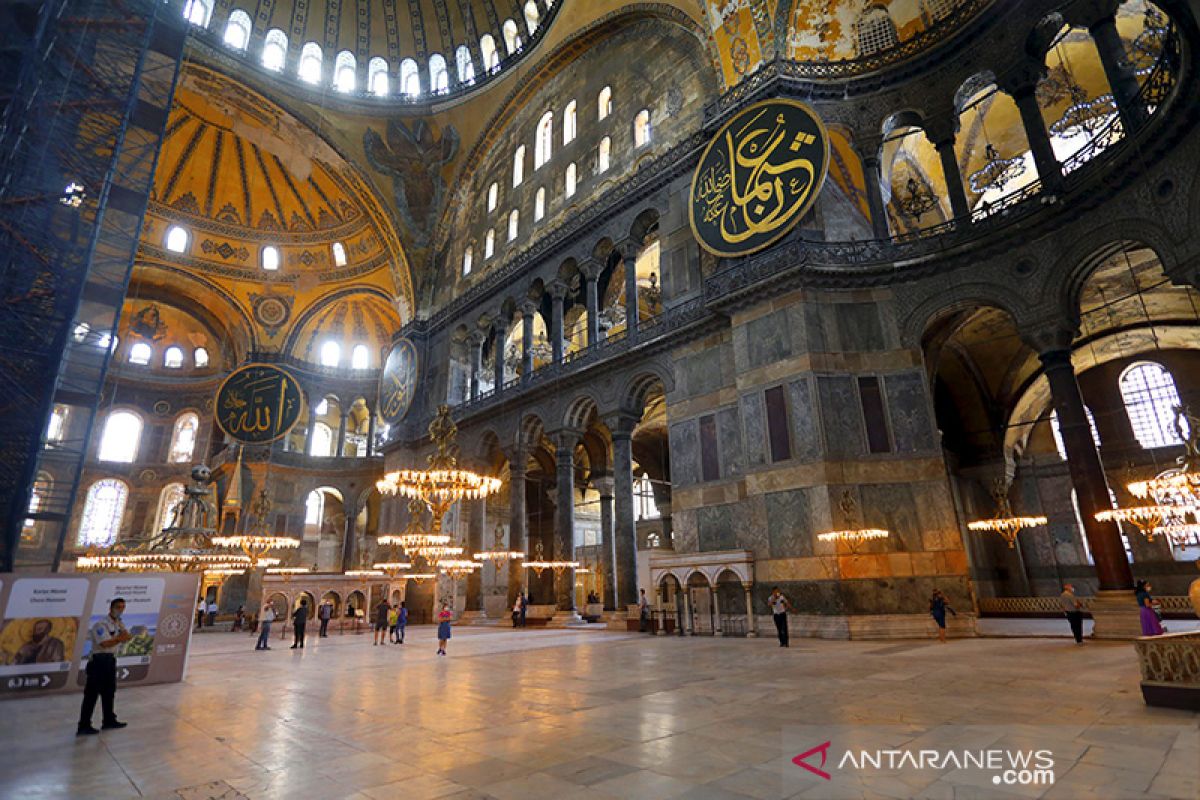 Hagia Sophia menyambut umat Muslim untuk shalat Jumat perdana