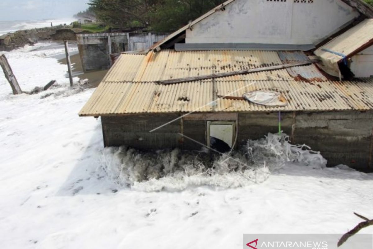 Banjir rob rusak rumah warga