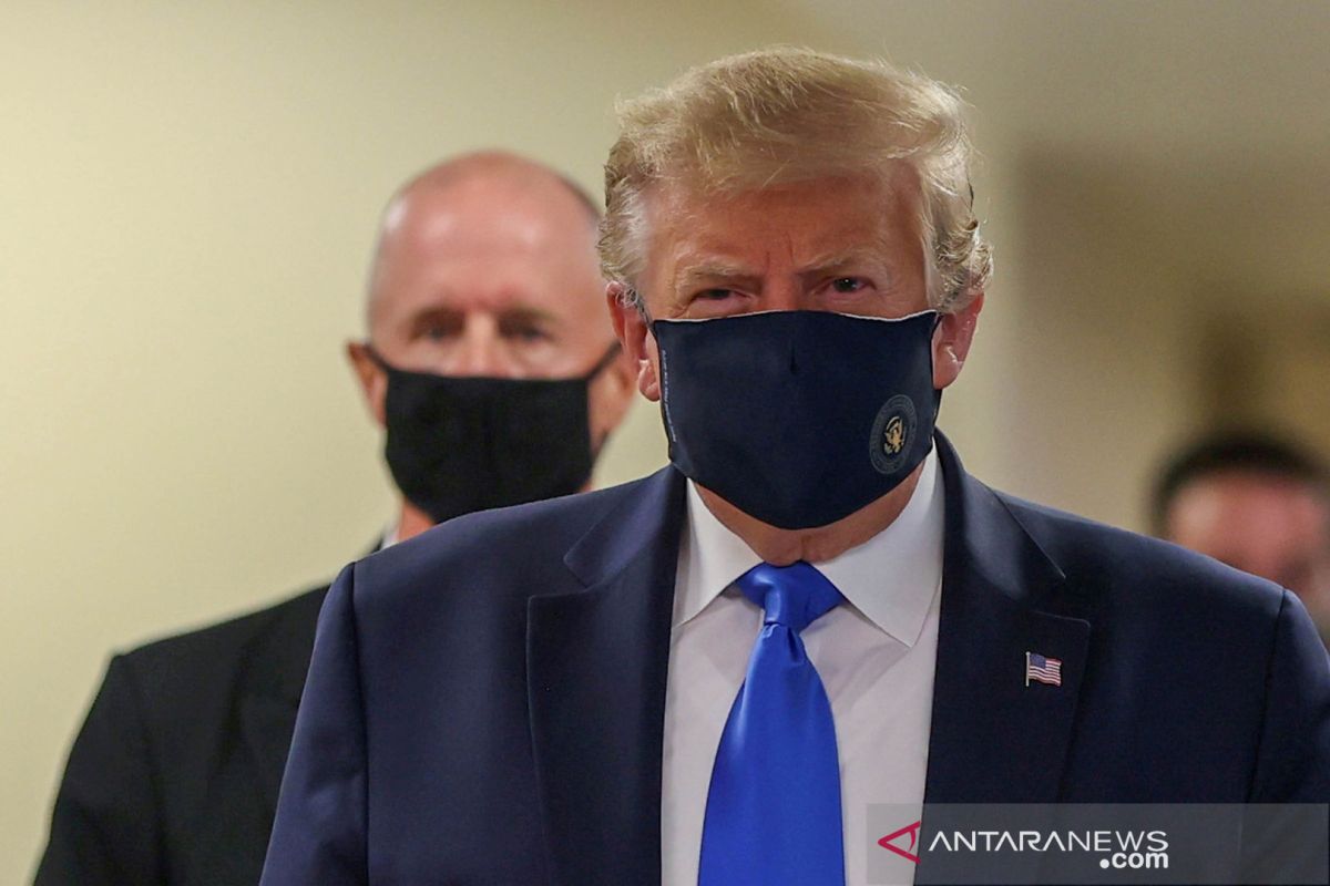 Presiden Trump gunakan masker pertama kalinya saat kunjungi faskes militer