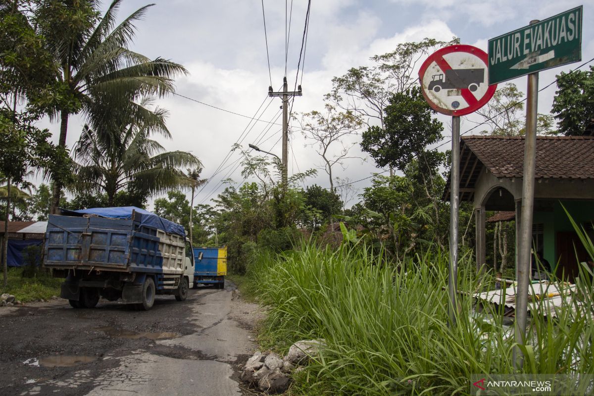 Dishub Sleman pasang lampu jalan di jalur evakuasi Merapi