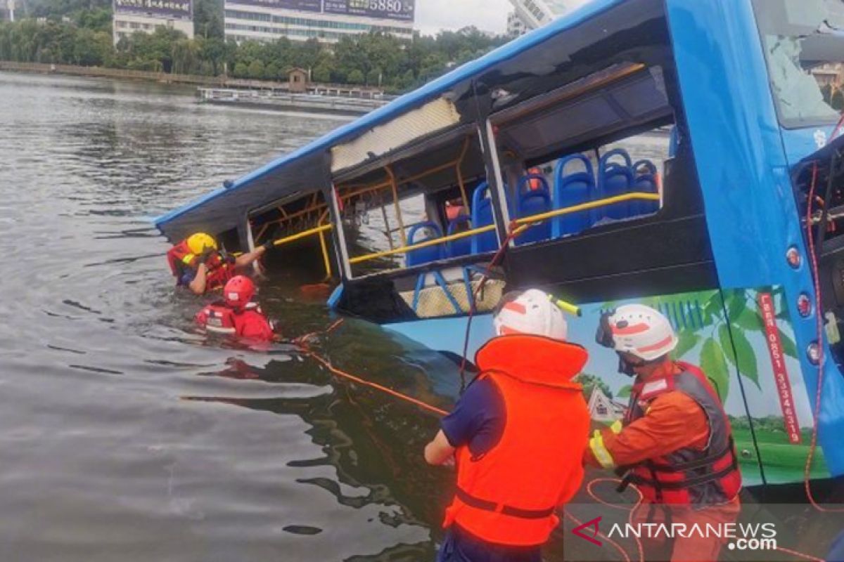 Polisi dapati sopir mabuk dan sengaja ceburkan bus ke danau