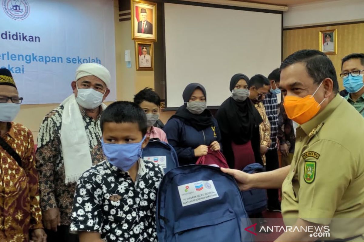 Chevron berikan 2.000 paket keperluan sekolah anak Suku Sakai