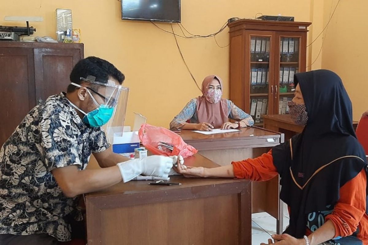 Pedagang Pasar Jekulo Kudus meninggal, sejumlah pedagang jalani tes cepat corona