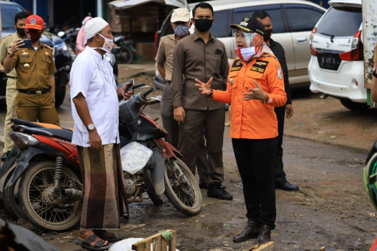 Bupati Winarti cek kemajuan perbaikan jalan dan drainase Pasar Unit II Menggala