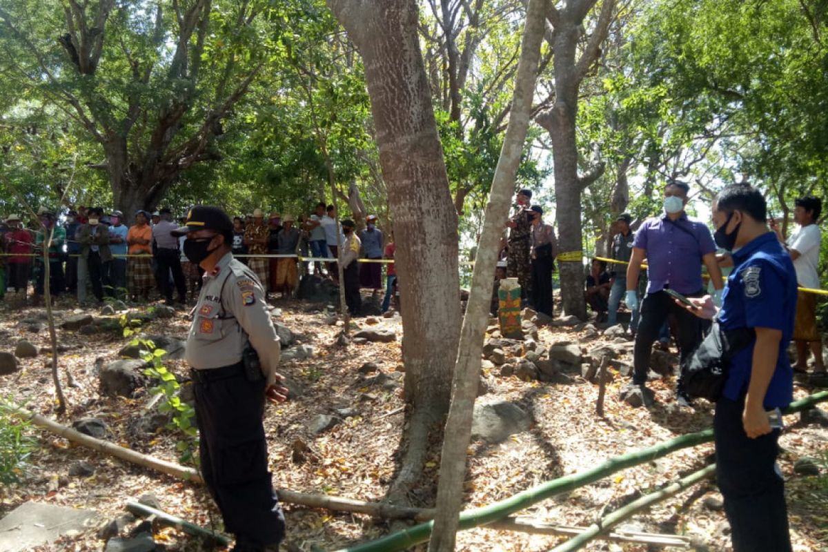 Makam kepala keamanan yang tewas saat kejar pencuri ternak dibongkar untuk autopsi jenazah