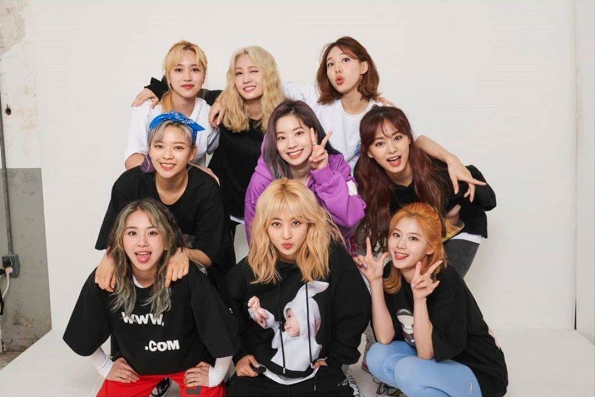 TWICE akan menggelar konser daring "World in a Day"