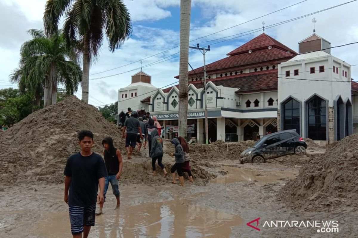 Disdik: Empat sekolah di Luwu Utara tertimbun lumpur dan digenangi air