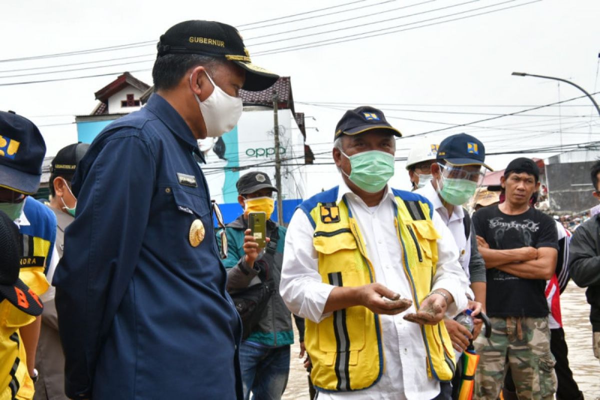 Mensos berikan bantuan korban banjir bandang di Luwu Utara