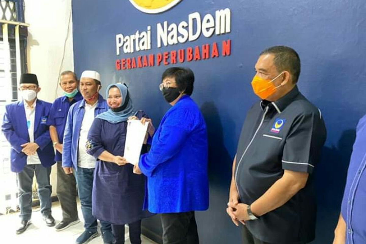 Siti Nurbaya serahkan empat surat dukungan Pilkada Riau, salah satunya untuk Kasmarni