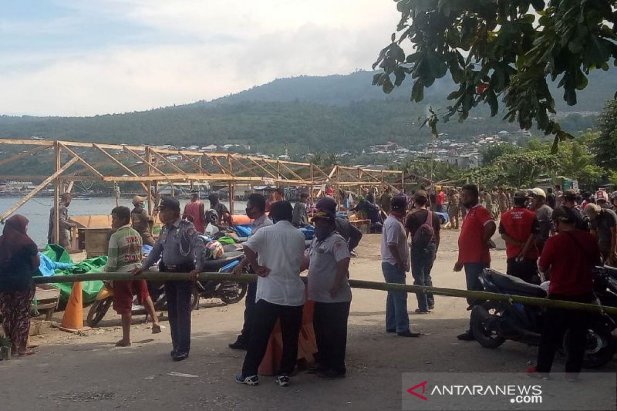 Pemkab Banggai tertibkan lapak di tepi jalan pantai Pasar Simpong