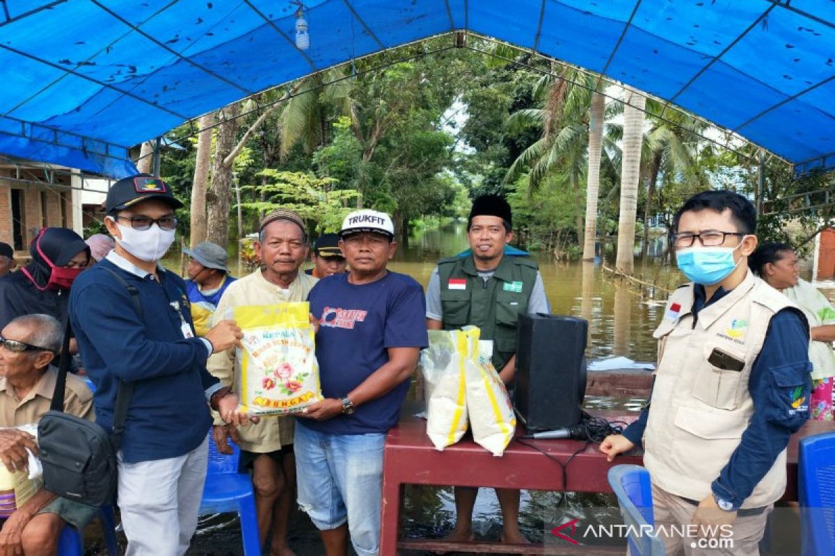 Tim Respon Kasus Minaula menjangkau lansia korban banjir Konawe