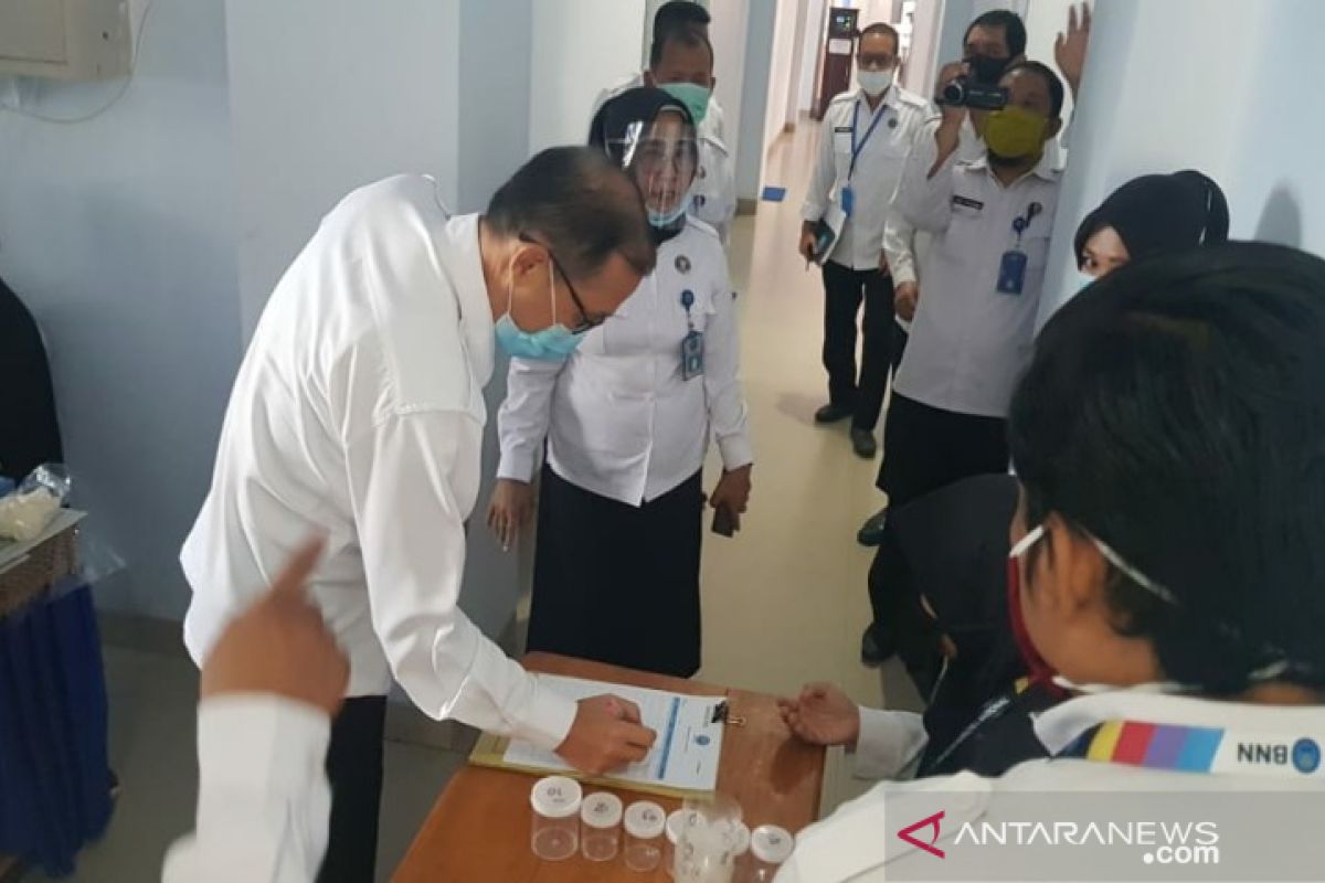 Pegawai BNNP Sulawesi Tenggara jalani tes urine dadakan