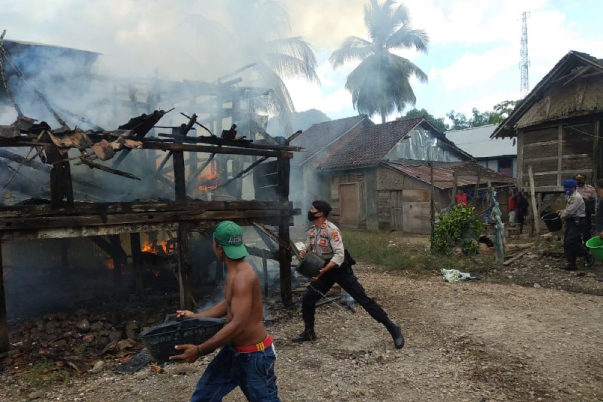 Diduga korsleting listrik, satu rumah panggung di Dompu ludes terbakar