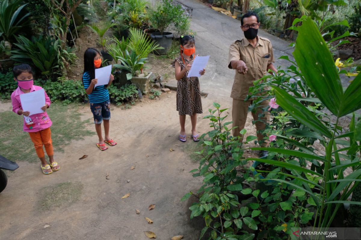 Yogyakarta membatasi masalah belajar via daring dengan Guru Berkunjung