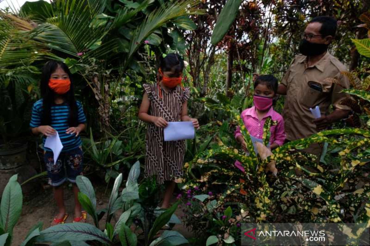 Terkendala akses internet, guru di Borobudur rela datangi siswa