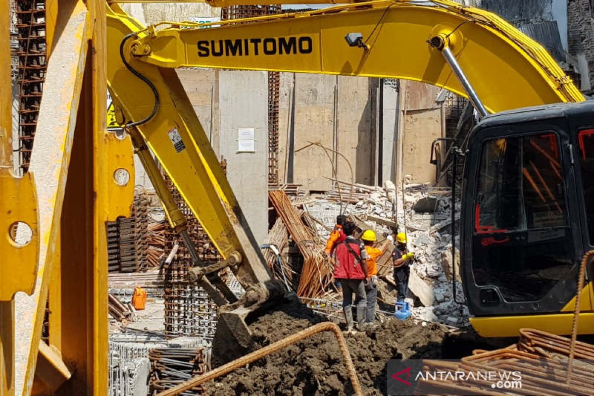 Nahas! 4 pekerja proyek hotel tewas tertimpa tembok pembatas