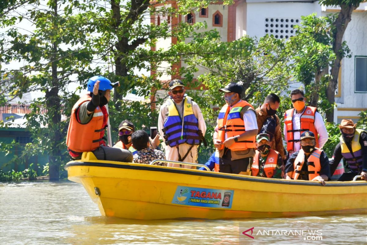 Gubernur Sulsel Nurdin Abdullah serahkan bantuan banjir Wajo Rp1,4 miliar