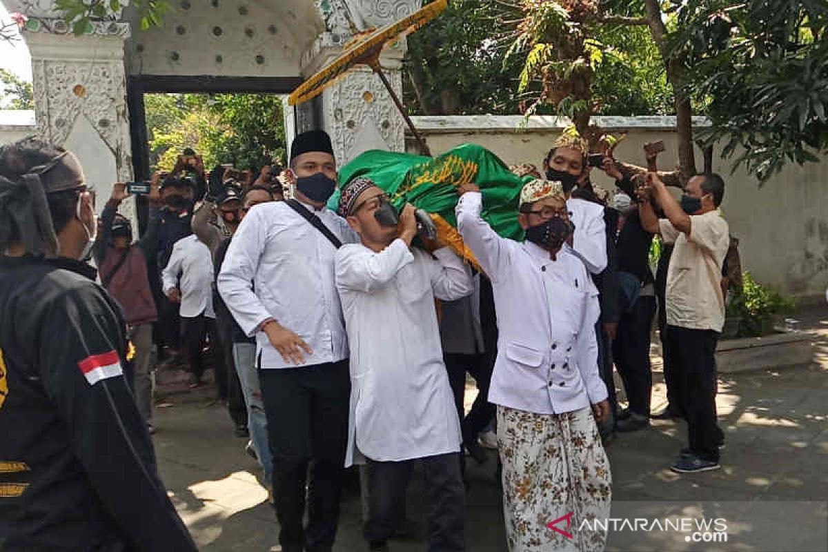 Jenazah Sultan Sepuh Cirebon tiba di rumah duka, dimakamkan usai Shalat Dzuhur