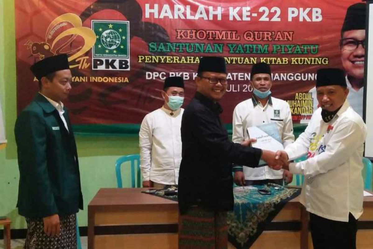 PKB Temanggung bagikan 1.500 kitab kuning ke sejumlah ponpes