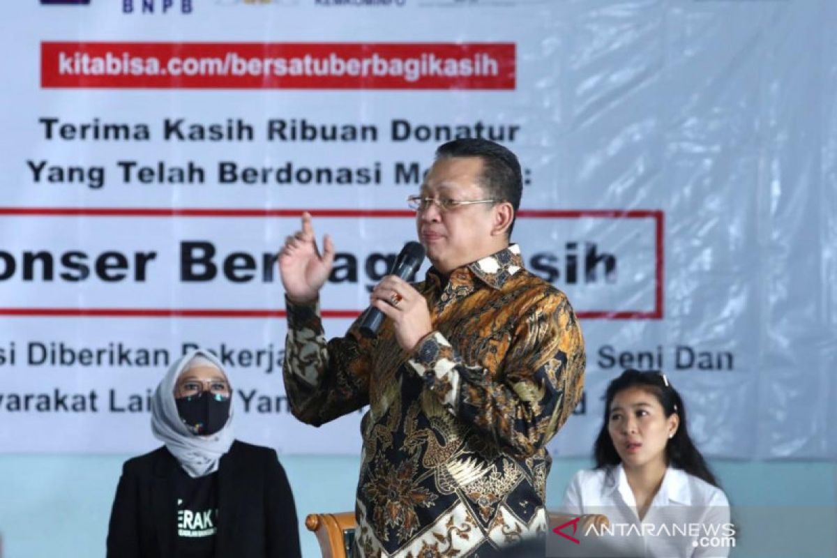 Ketua MPR menyerahkan bantuan bagi seniman dan jurnalis TVRI