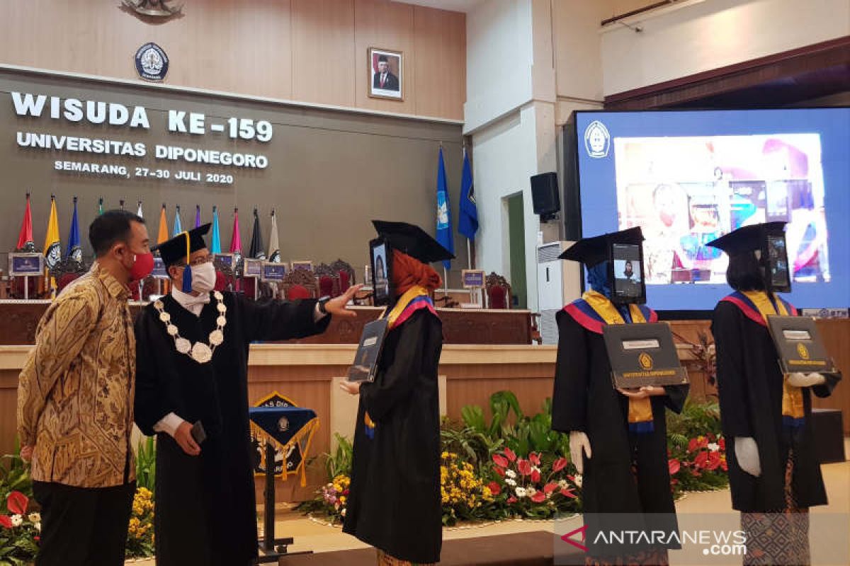 Robot pengganti wisudawan