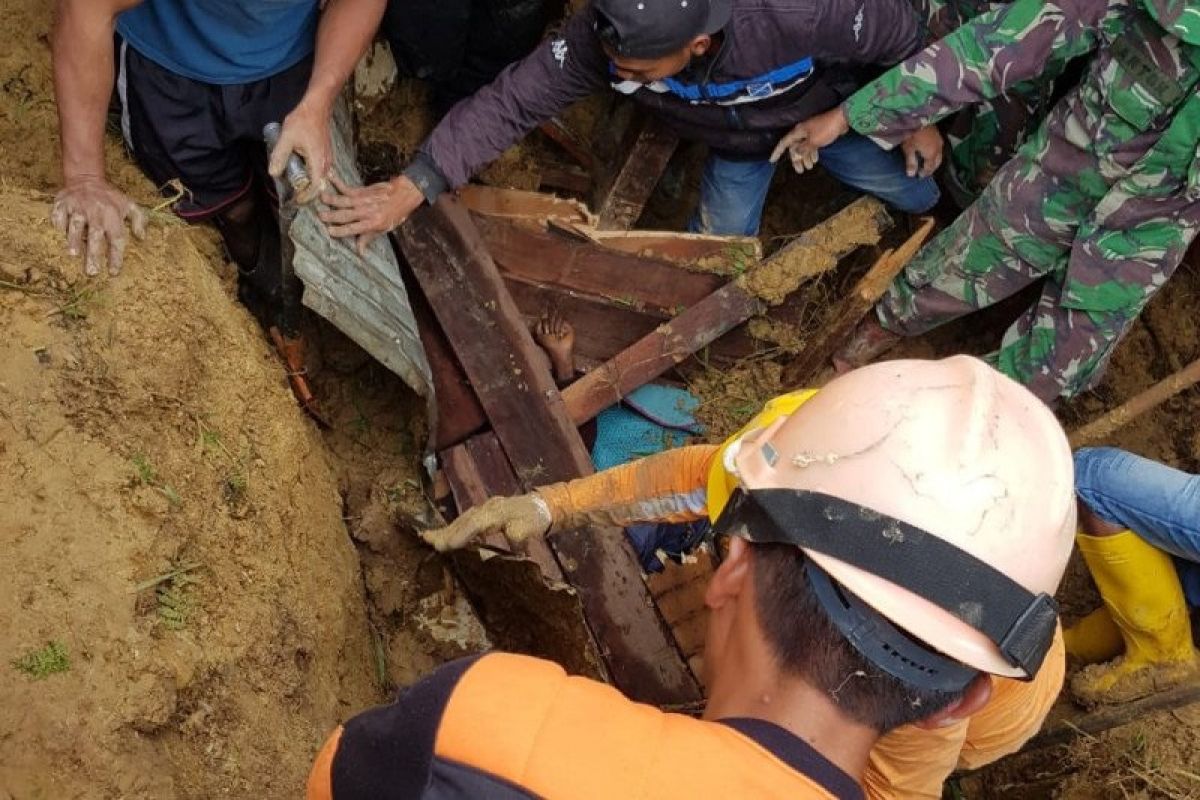 Empat orang tewas akibat longsor di Kampung Dupia Paniai