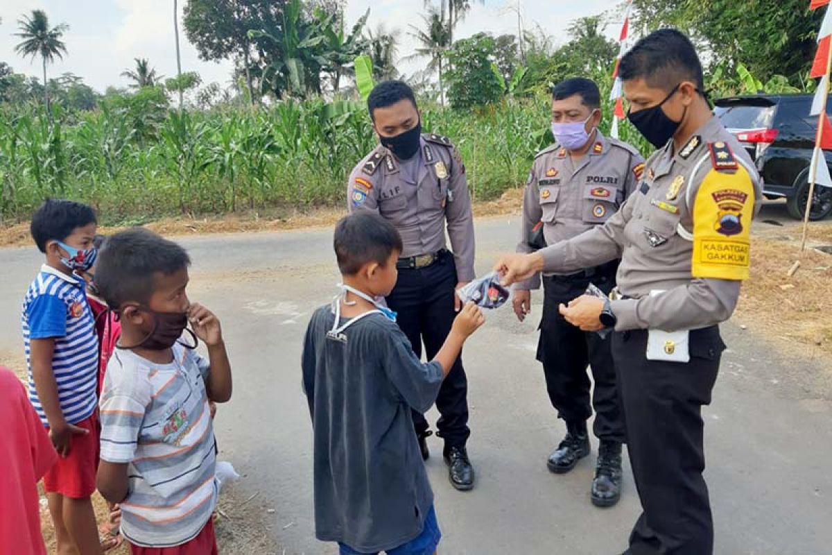 Polresta Banyumas bagikan masker dalam rangka Operasi Patuh Candi