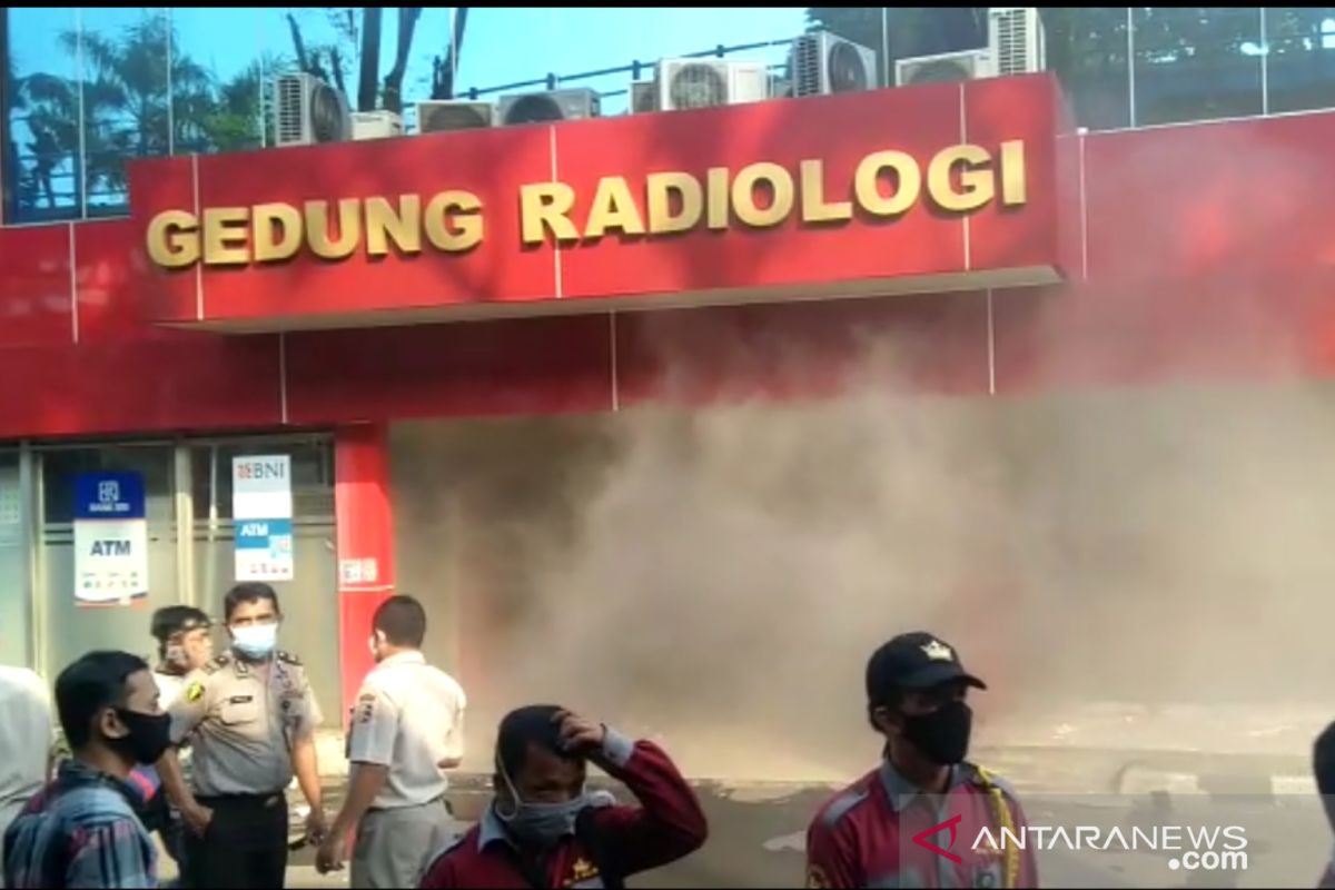 Gedung Radiologi RS Polri Jakarta mengeluarkan kepulan asap tebal