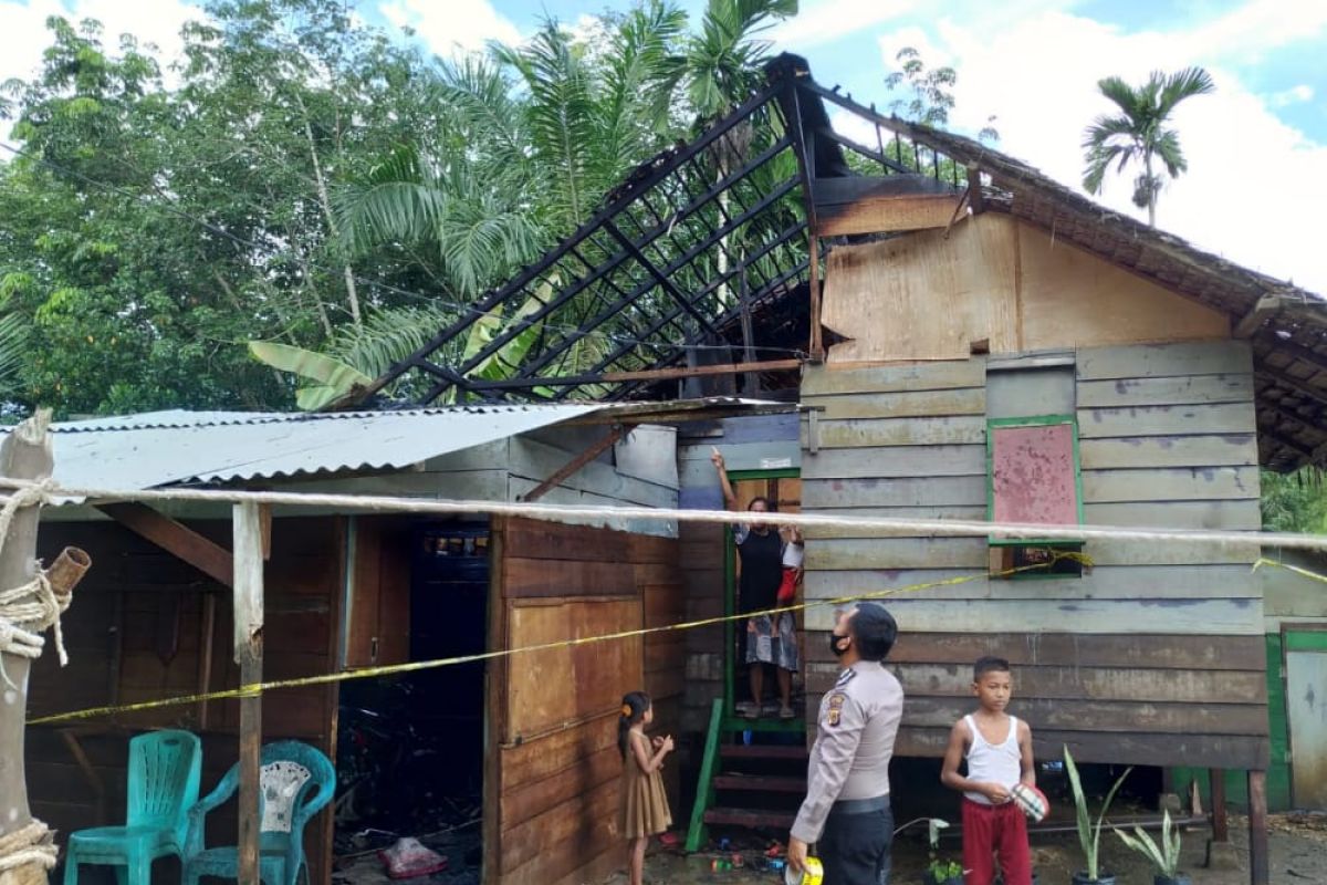 Ketergantungan narkoba tak diberi uang, pria 36 tahun ini sambil tenteng parang bakar rumah abang kandungnya