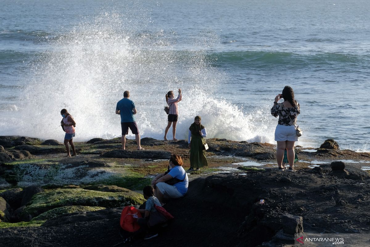 Tanah Lot Bali mulai ramai dikunjungi wisatawan