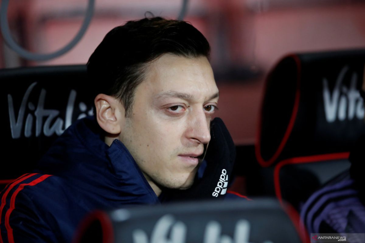 Ozil disebut egois tak hadiri perayaan juara Piala FA