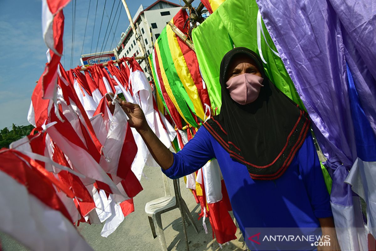 Penjual bendera mulai bermunculan di Pekanbaru jelang HUT RI, cek harga terbarunya