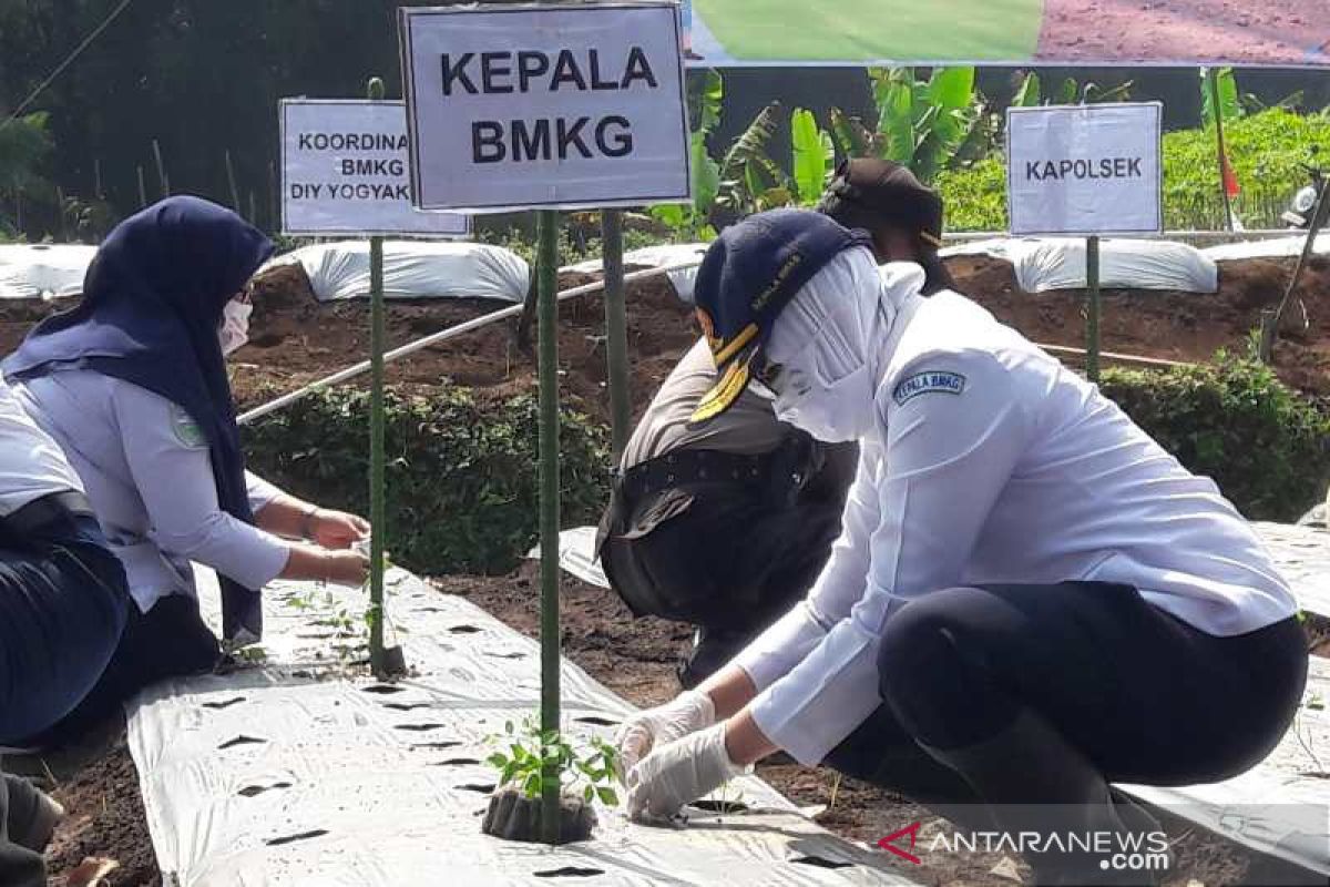 Petani Ngablak Magelang dibekali pengetahuan cuaca dan iklim