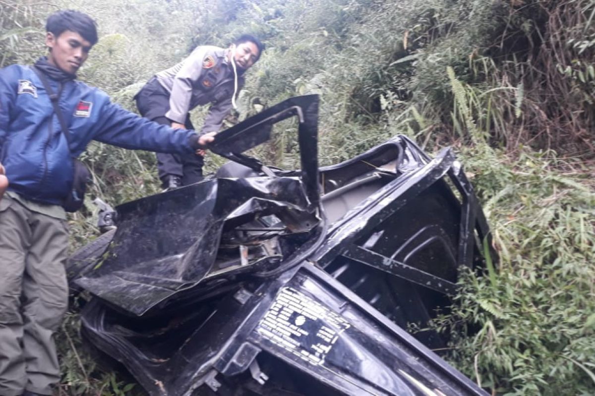 Tabrak sepeda motor, mobil pickup masuk jurang di Pusuk Sembalun satu tewas