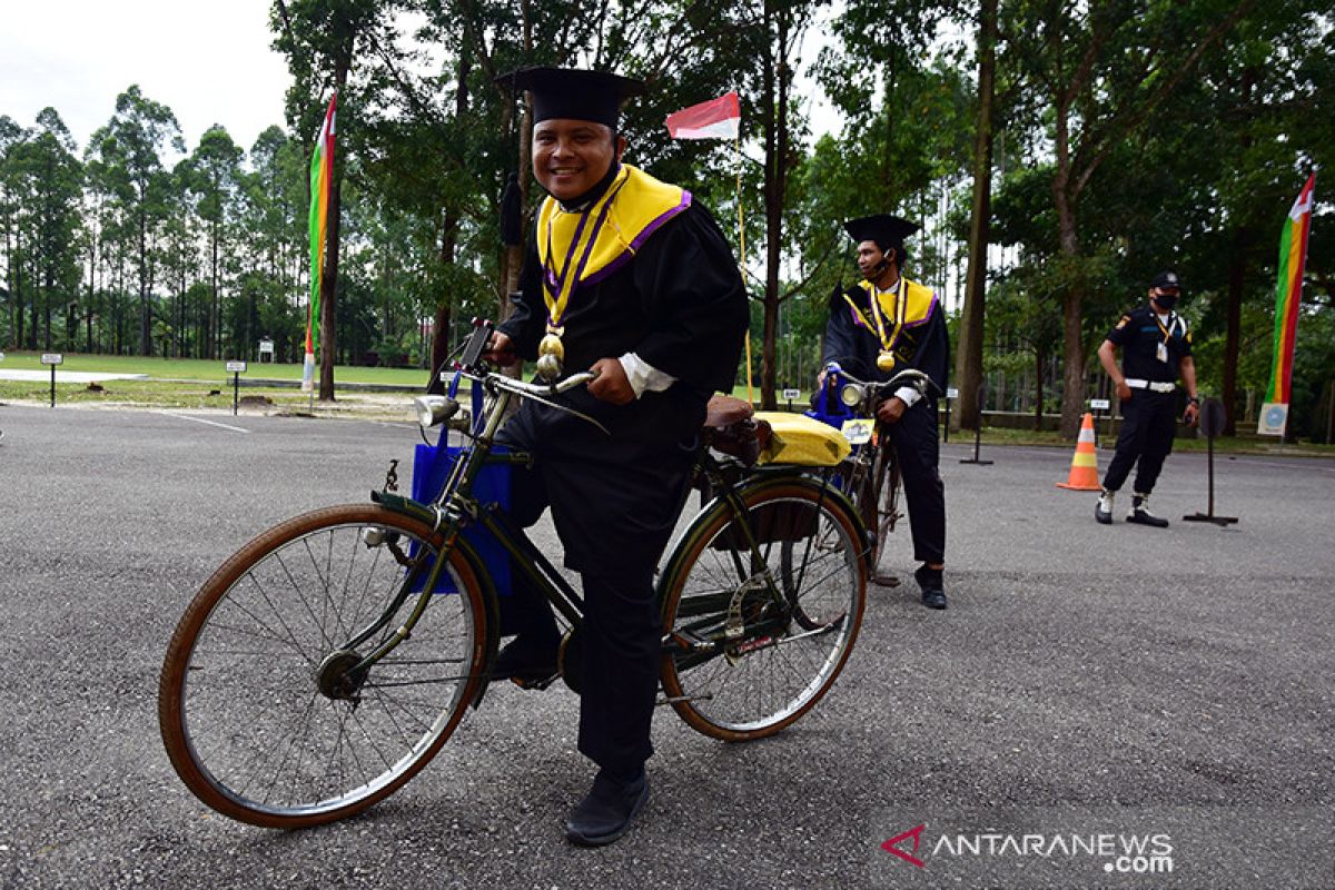 Unik, lulusan Unilak ikuti acara wisuda drive thru gowes sepeda ontel